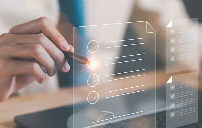 Hand mit Stift interagiert mit einem holografischen Checklisten-Dokument über einem Laptop.