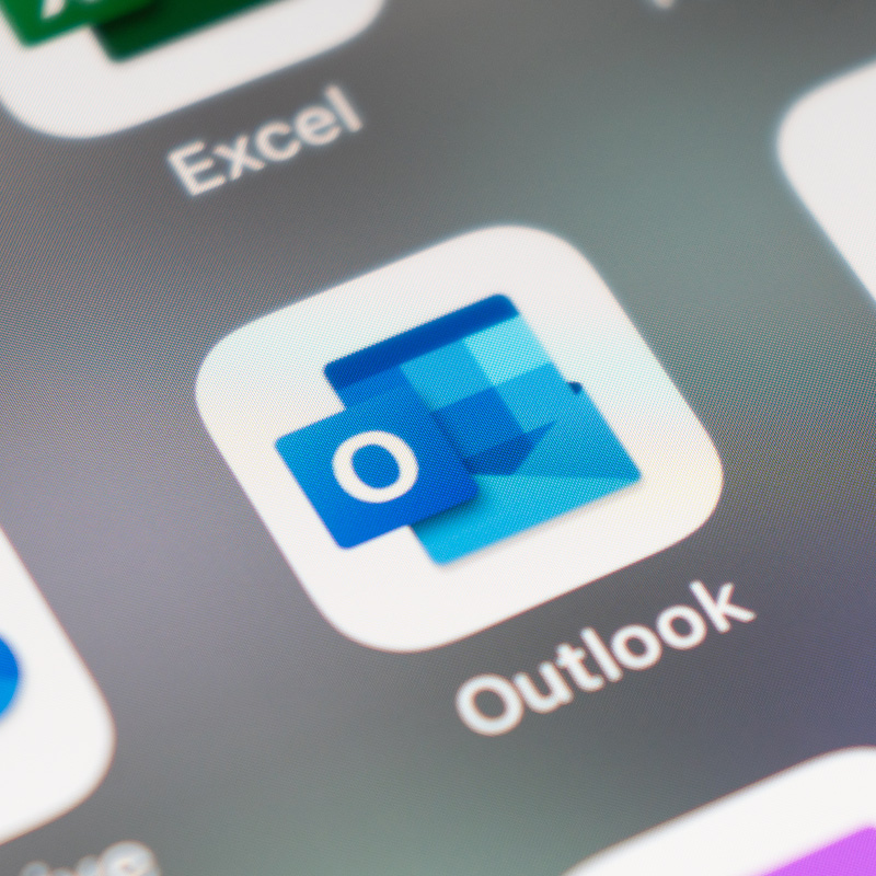 Nahaufnahme des Microsoft Outlook-App-Symbols auf einem Smartphone-Bildschirm.