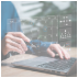 Person arbeitet an einem Laptop mit holografischem Interface, das einen Kalender und Workflow-Diagramme zeigt.